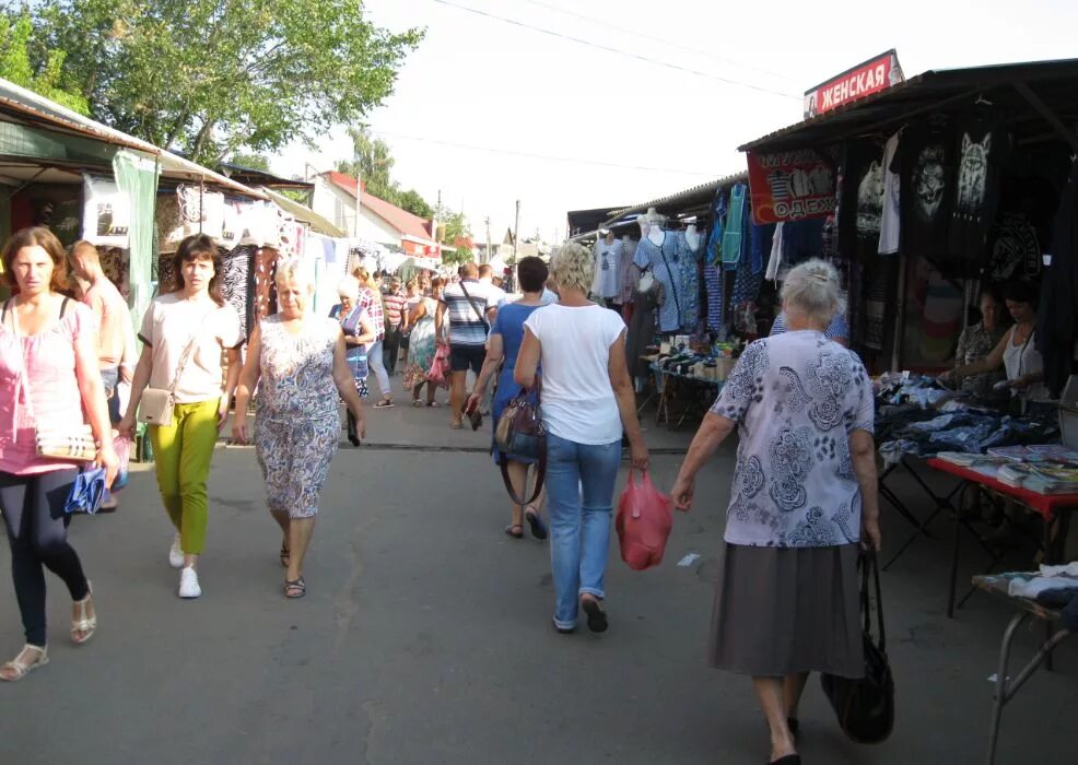 Очередь на рынке. Вещевой рынок в Подольске. Рынок очередь лето. Г.Тамань рынок вещевой.