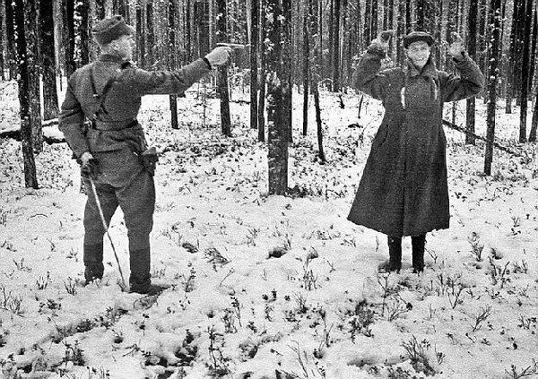 Расстрел девушек в лесу. Финский солдат расстреливает советского разведчика 1942. советско-финская война 1939-1940 советские солдаты. пленные финские солдаты 1944. зверства финских солдат в вов.