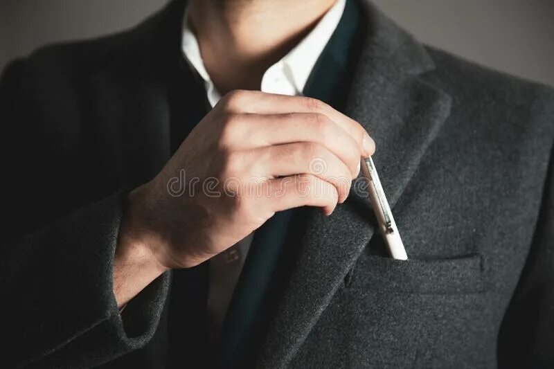 Ручка в пиджаке. Ручка в кармане. Бизнесмен с ручкой. Человек в пиджаке руки в карманах.