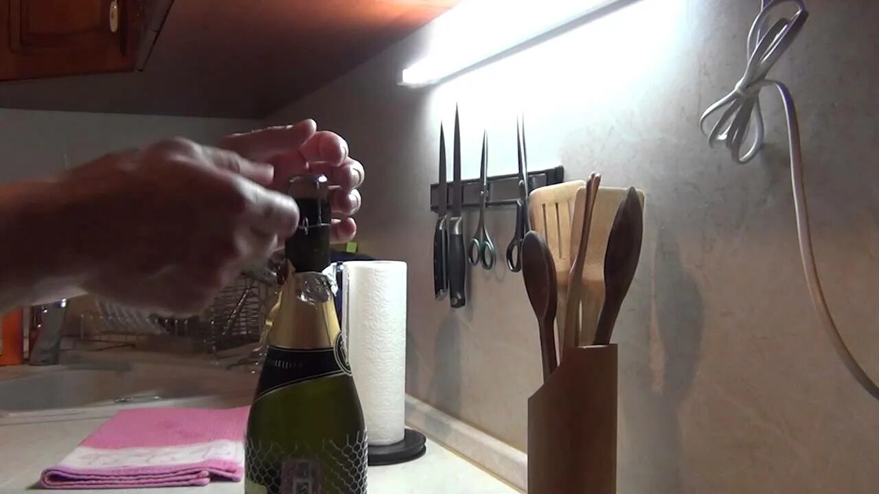 Как открыть тугое шампанское. Столовый прибор для открытия шампанского. как открыть шампанское. как правильно открыть шампанское без выстрела. как открыть вино без штопора.