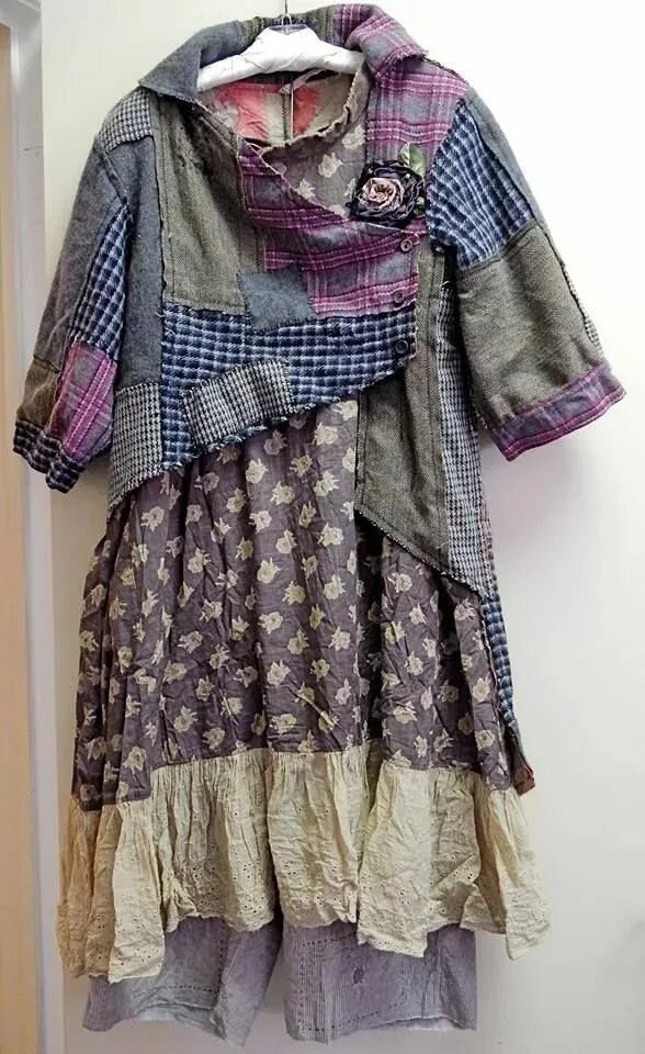 Одежда на помойке. Куча одежды. Секонд хенд. Старая одежда. Старые шмотки.