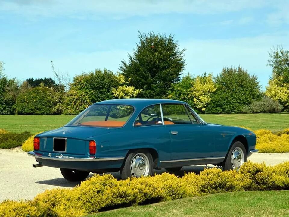 Альфа ромео 2600. Вольфа машина высокая. Alfa romeo 2600 sprint. Alfa romeo 2600 sprint. Автомобиль 2600.