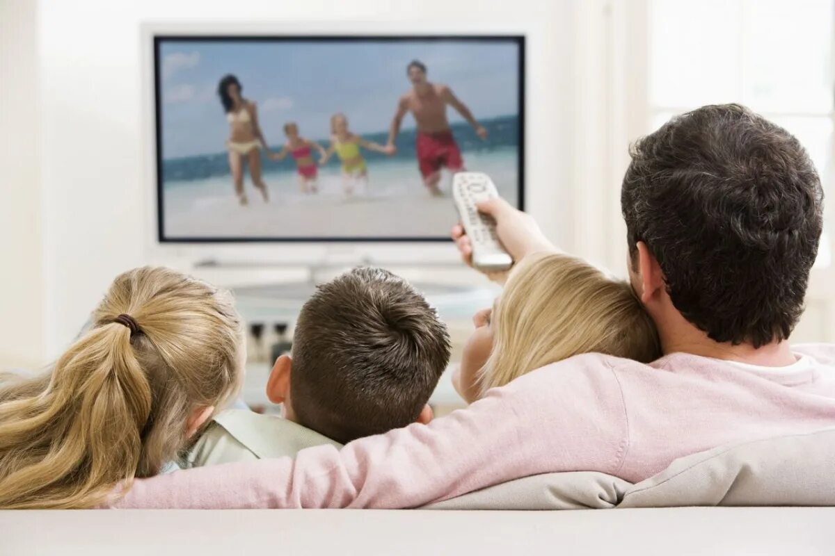 Видео просмотра телевизора. Семья у телевизора. Семья перед Телеком. Семья смотрит телевизор. Счастливая семья у телевизора.