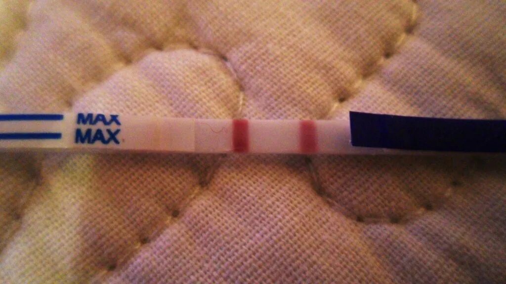 Тест палочки беременность. Положительный тест на беременность. Тест с двумя полосками. Тест на беременность 2 поллсы. Тест 2 полоски в руке.