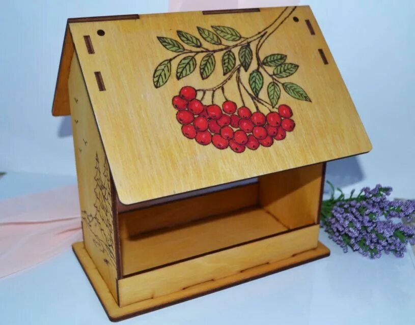 Как разукрасить деревянную кормушку. Украшение кормушки для птиц. Украсить кормушку. Кормушка для птиц из фанеры раскрасить. Кормушка для птиц.