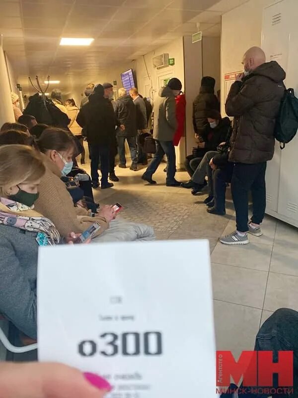 Очереди минск. Очередь в поликлинике. люди в очереди. очереди в поликлиниках москвы. очередь в поликлинике в сша.