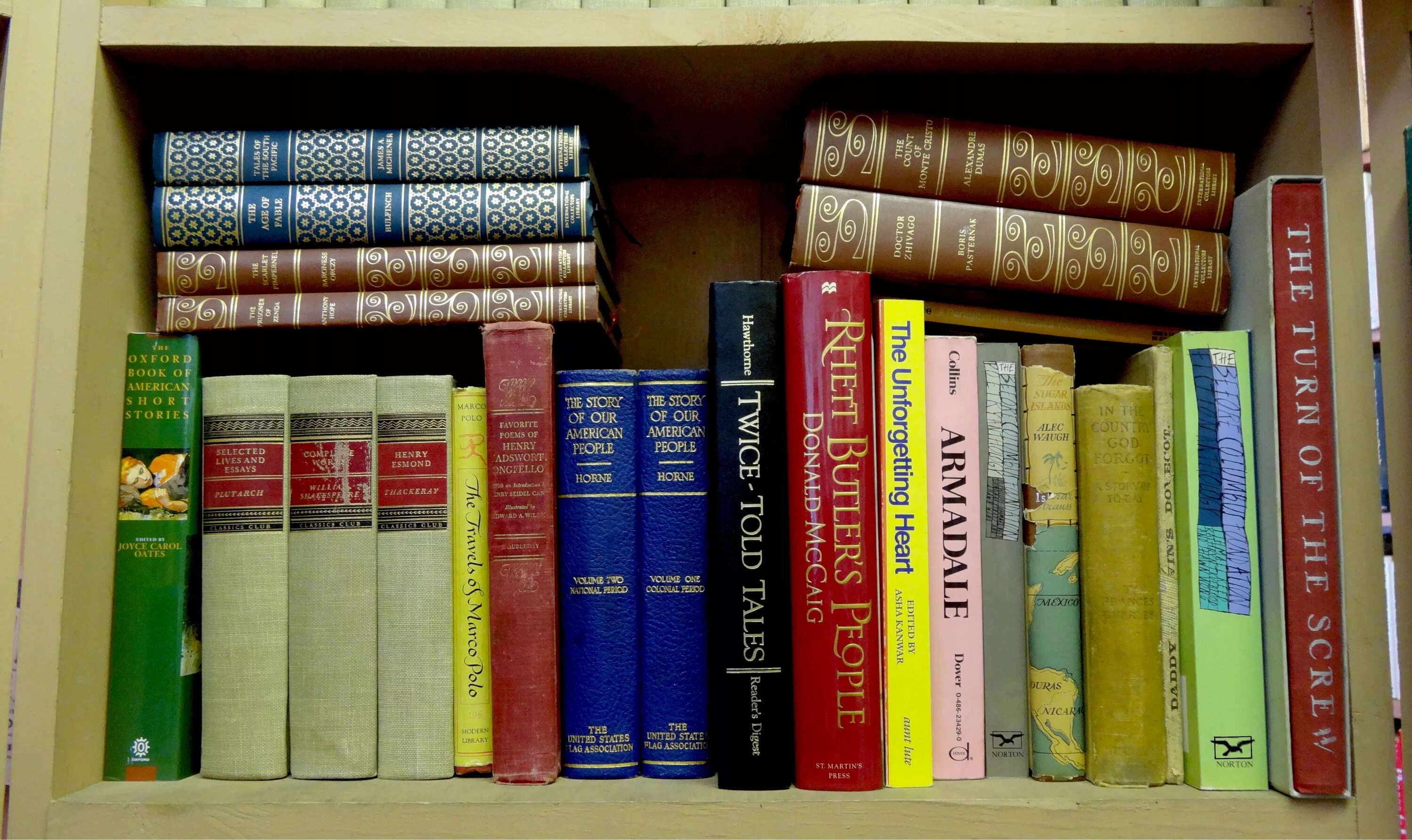 Авторы разных книг. Советская полка для книг. книжная полка с русскими книгами. полки с русскими книгами. советские книжные полки с книгами.