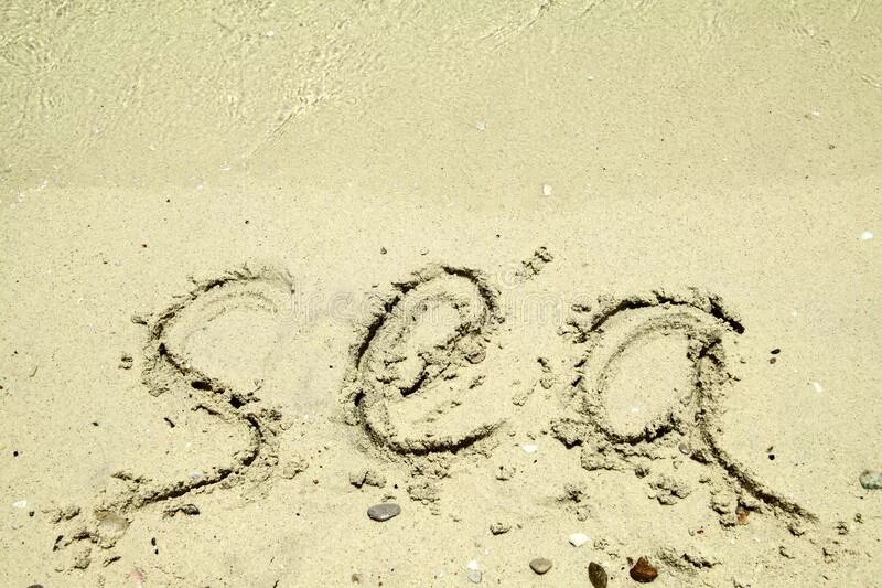 Море слов легкое. Море слов. Рисунки на мокром песке. Слово море на прозрачном фоне. Надписи на мокром песке обложка.