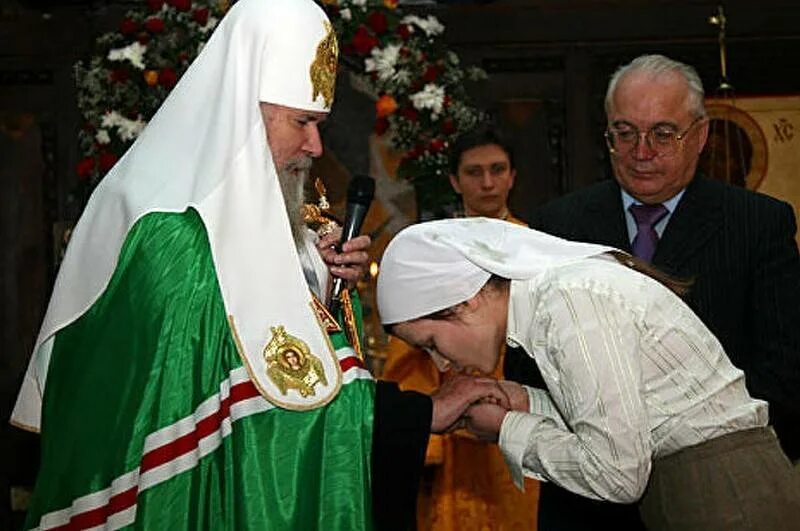 Целуют ли ноги. Целование руки священника. Патриарх целует руку. Священник благословляет. Благословение батюшки.