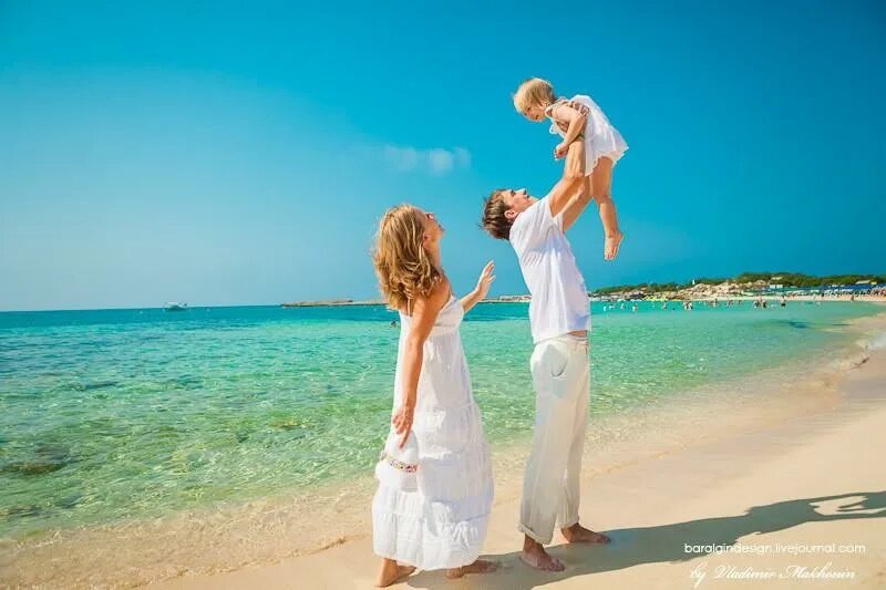 Иметь семью. Счастье. Влюбленные на берегу моря с детьми. Пара с ребенком на море. Свадебная фотосессия на море с детьми.