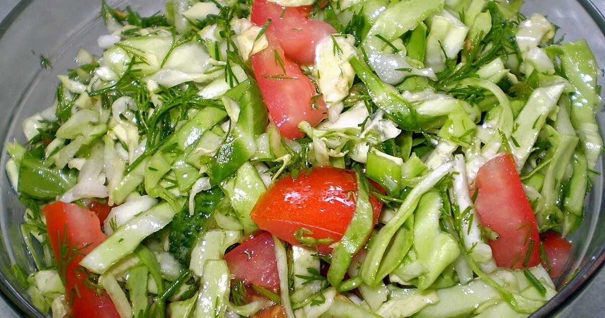 салат из пекинской капусты с огурцом и перцем болгарским. салат из капусты с болгарским перцем. салат с капустой и морковью и огурцом и помидором. салат кубанский с капустой. салат витаминка из капусты и моркови.