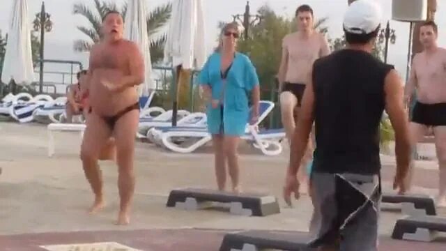 Мужик танцует в клипе. Танцующий мужик в турции. Смешной танец толстяка на свадьбе. Толстяк танцует на каблуках. Толстый мужик танцует в турции.