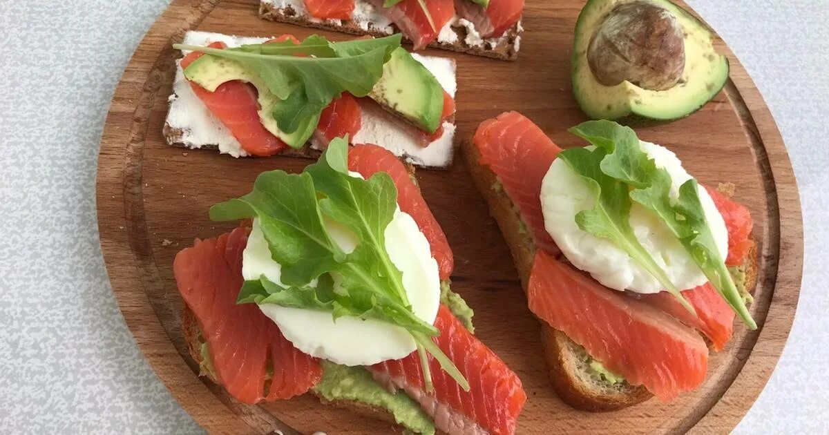 бутерброды с авокадо и красной рыбой. бутерброды с авокадо. хлебец с авокадо и семгой. сэндвич со слабосоленой форелью. бутерброды с форелью и авокадо.