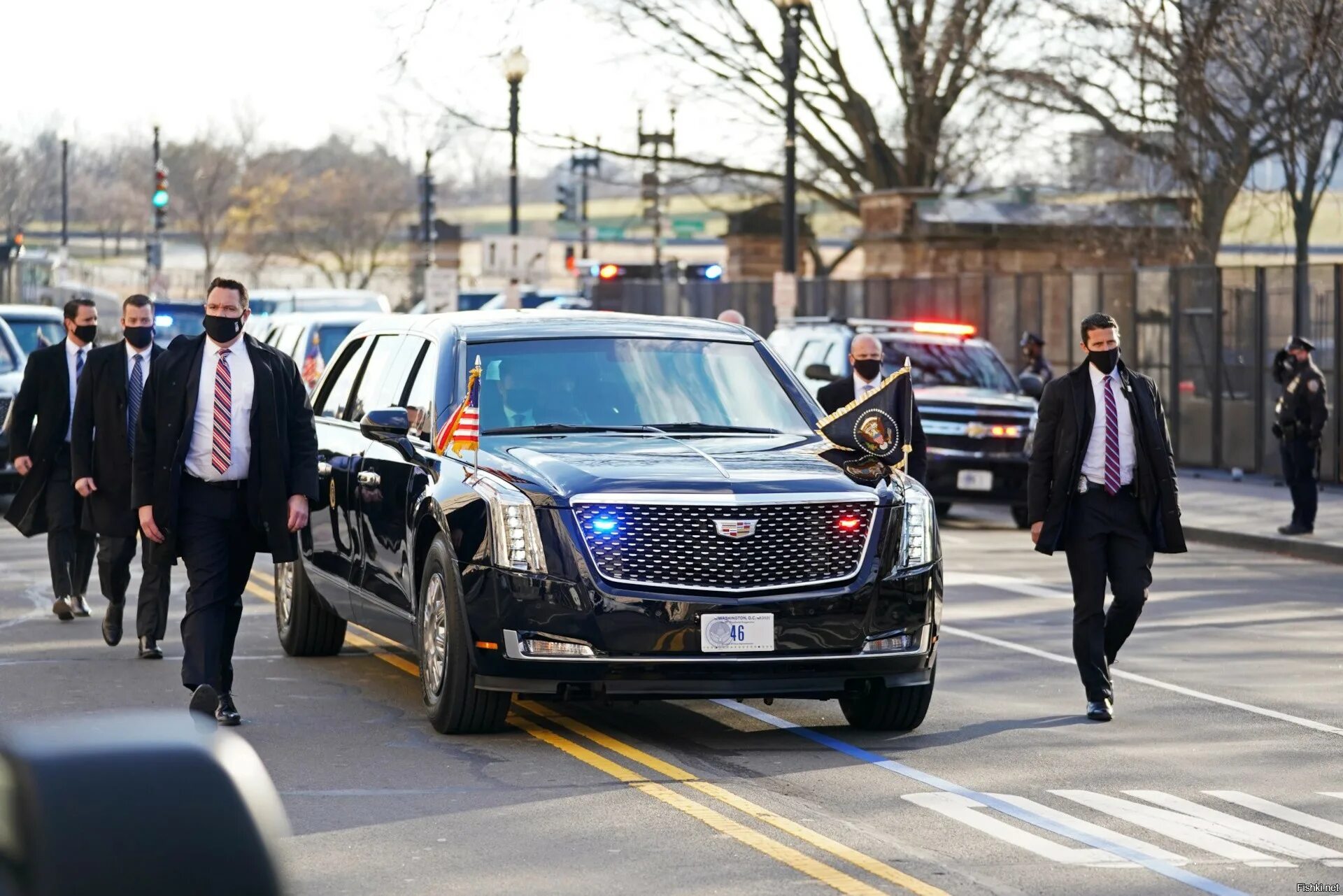 Кортеж значение. Машина президента сша байдена. cadillac one джо байдена. лимузин кадиллак байдена. кадиллак эскалейд кортеж.
