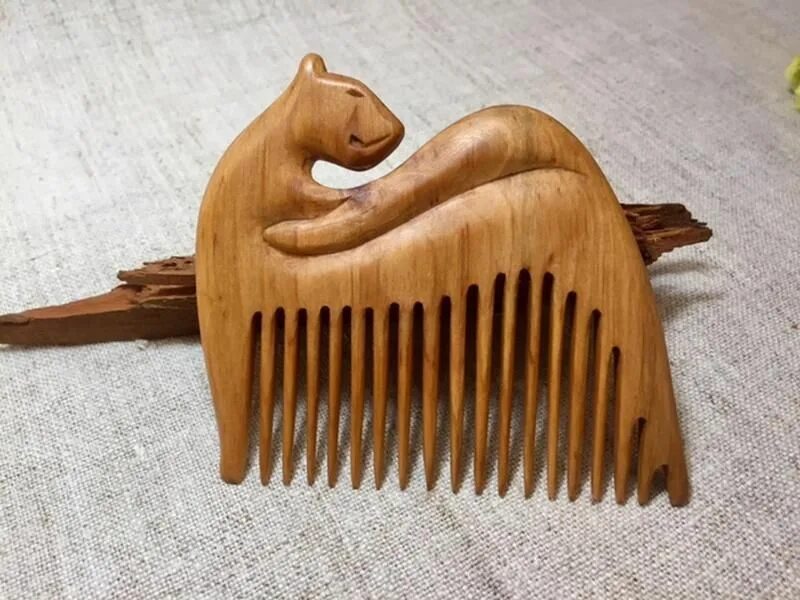 Гребешок для волос деревянный. Гребень для волос из дерева. Расческа из дерева.