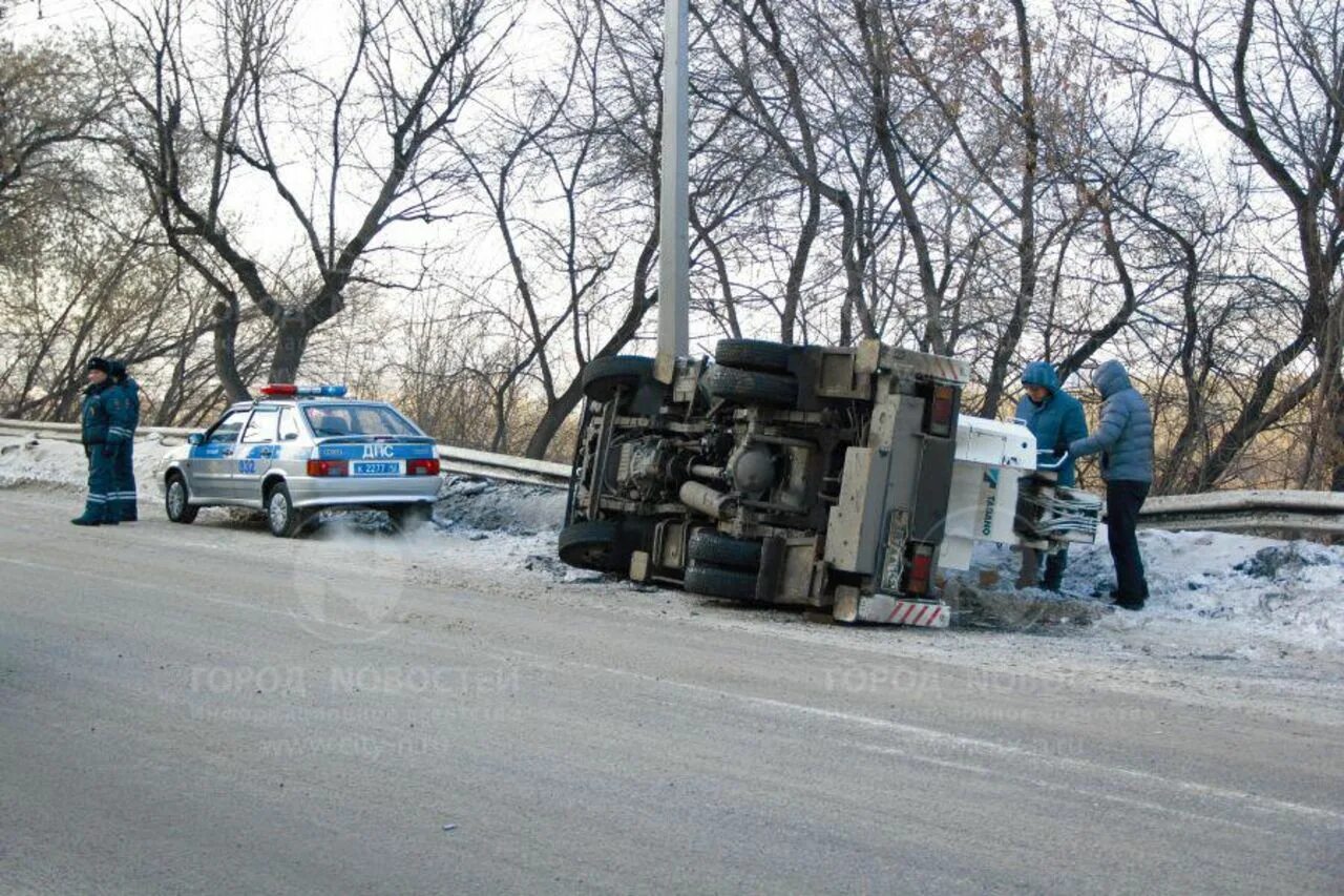 Упал набок. Страшная авария на Заводском шоссе в Новокузнецке.