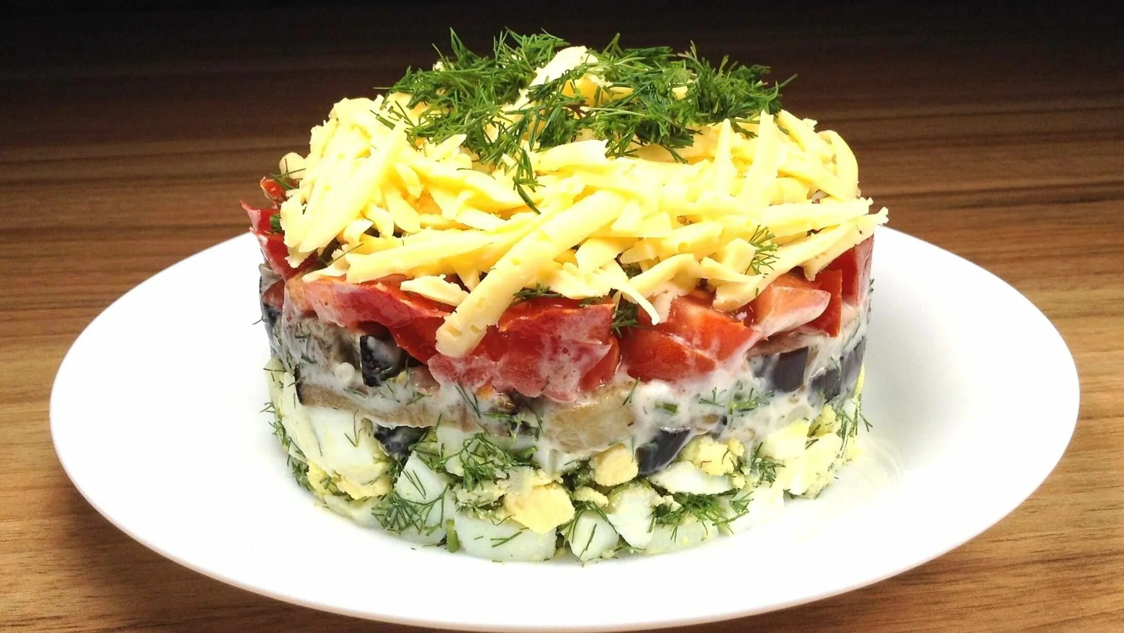 Салат курица баклажаны помидоры. Вкусный салат с баклажанами на праздничный стол. порционные салаты на праздничный стол. слоеный салат с баклажанами. салат из баклажан слоями.