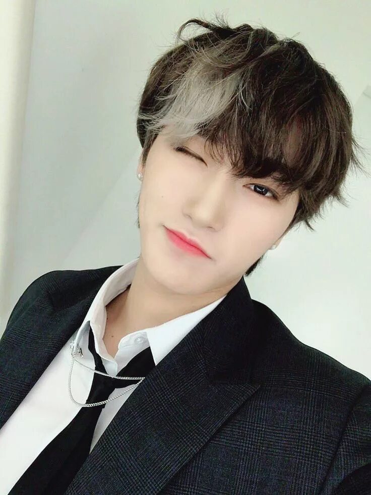 Ateez san. Чхве Сан ATEEZ. Чой Сан ATEEZ. Чхве Сан ATEEZ 2020. Ходжун ATEEZ.