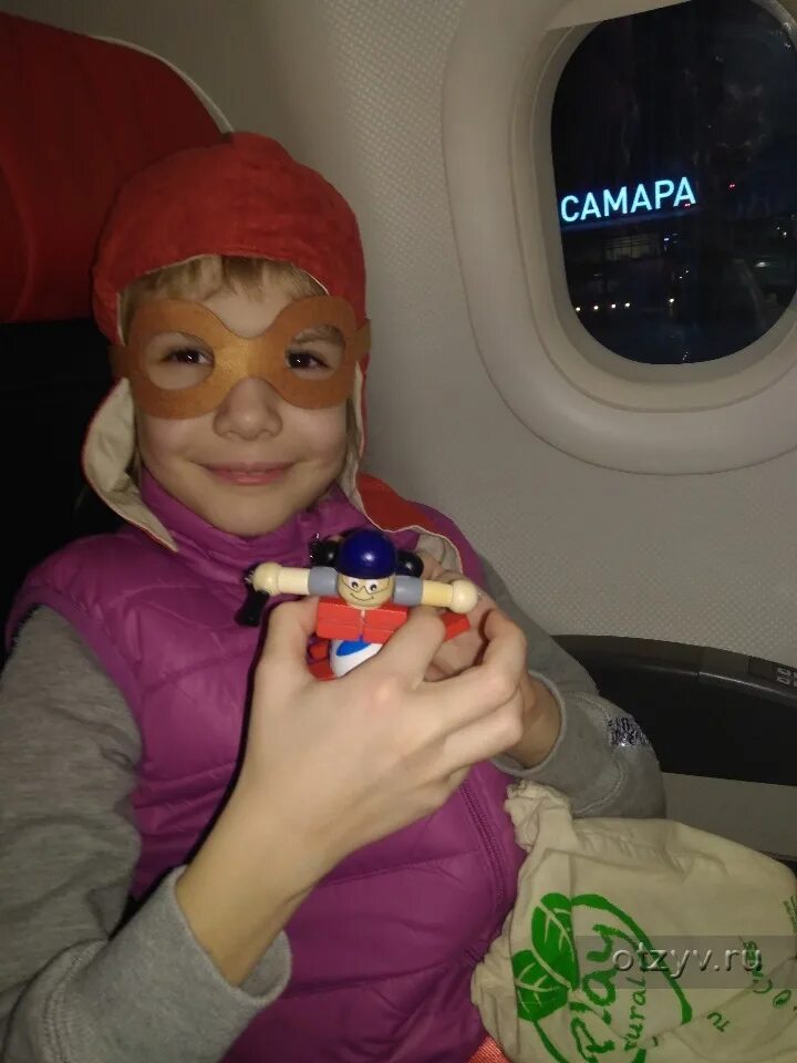 Turkish airlines cabin crew. Туристический класс в самолете. Девушка из рекламы turkish airlines. Самолет для детей. Аэробус а320 люльки.