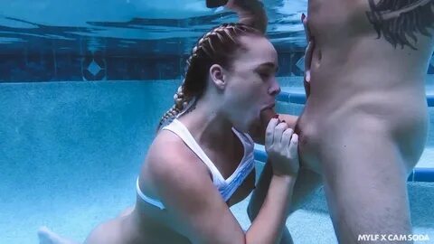 Красавица пытается в бассейне исполнить подводный минет спортивному другу.