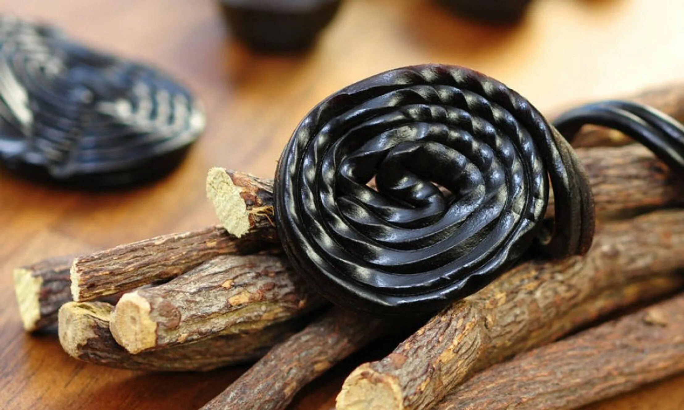 Конфеты из корня солодки. Анис и лакрица. Лакрица конфеты. Лакрица ягода. Лакричные конфеты.