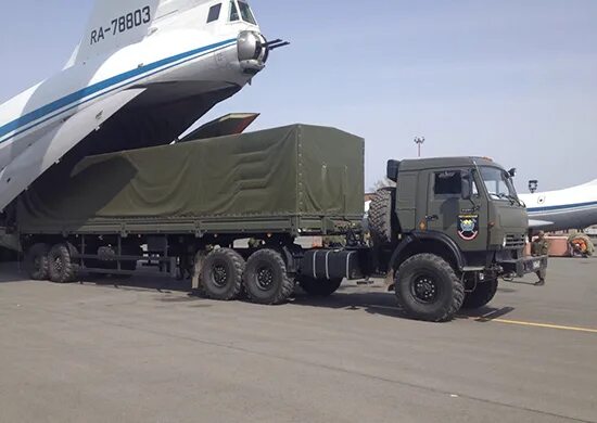 Перевозка войск воздушным транспортом. Перевозки войск воздушным транспортом. Ил 76 десантный. Перевозки войск воздушным транспортом. Ил 76 и камаз.