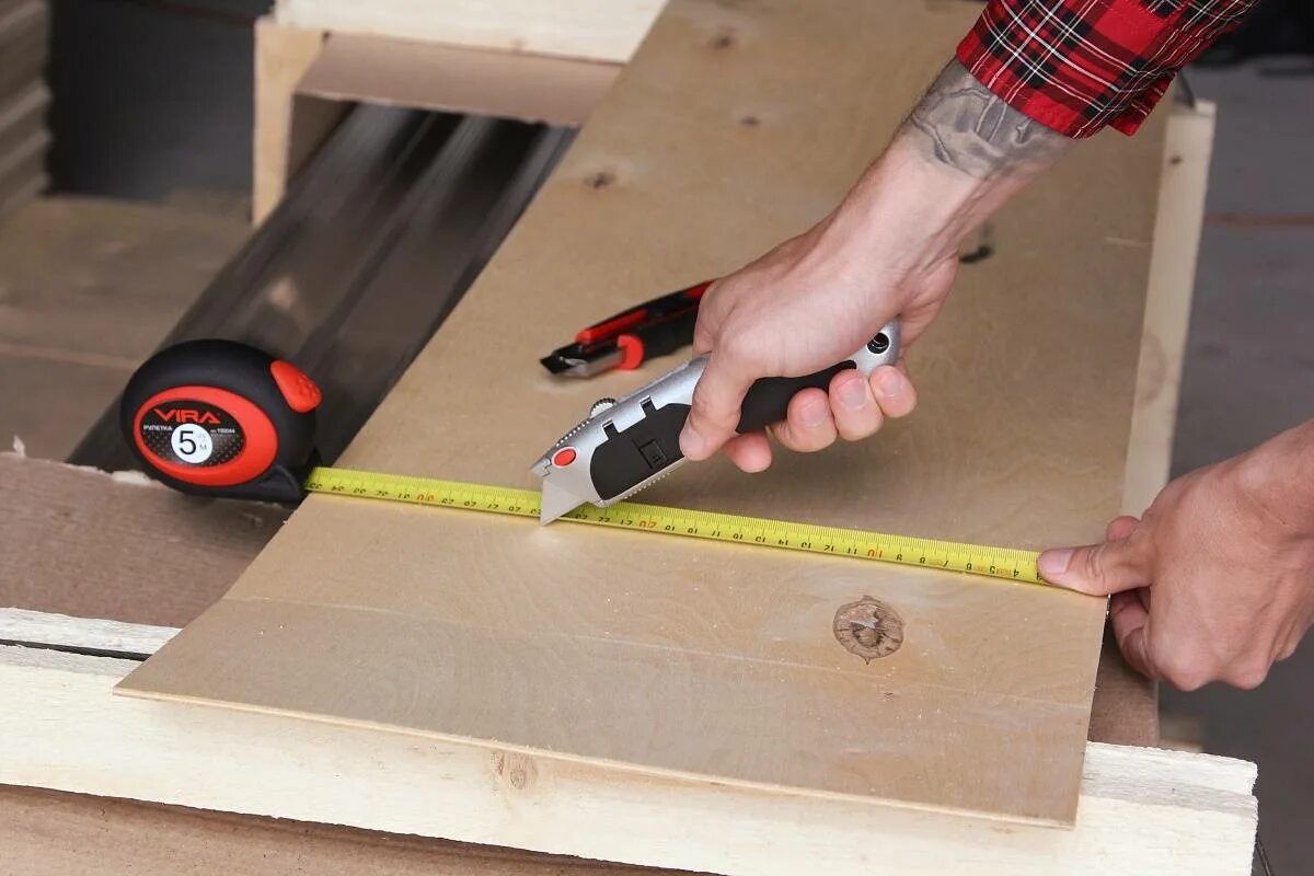 Пила для резки ламината. Резка ламината под 45 градусов. Нарезка ламината лобзиком. Распиловка ламината. Распил лдсп лобзиком без сколов.