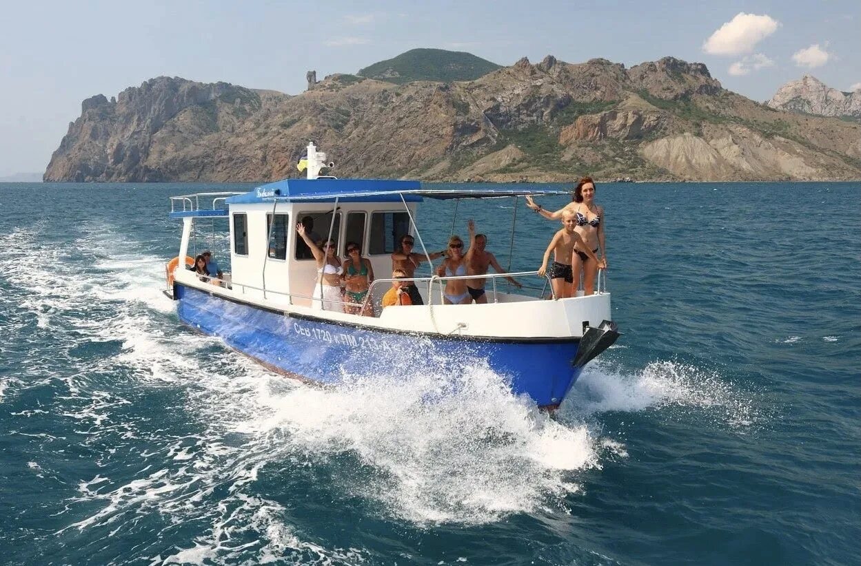 Морские прогулки в абхазии. Морская прогулка ялта. прогулочный корабль в коктебеле. морской прогулочный катер. морские прогулки на катере.
