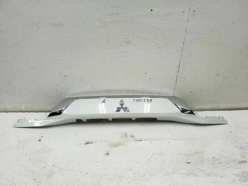 5817a196zz накладка двери багажника. 5817a255wb. Накладка багажника митсубиси аутлендер 2. 5817a122. Накладка крышки багажника mitsubishi outlander 2014.