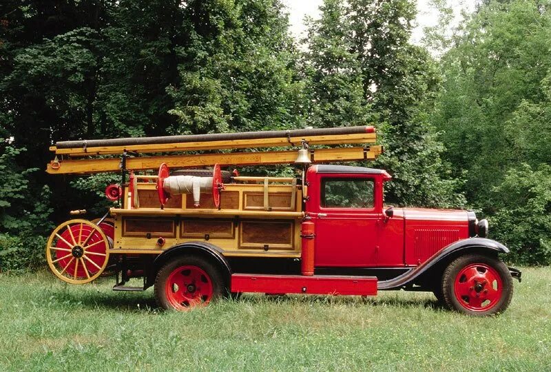 Первые пожарные машины. Пожарная машина. Старинные пожарные автомобили. Всратые пожарные машин. Первый пожарный автомобиль.