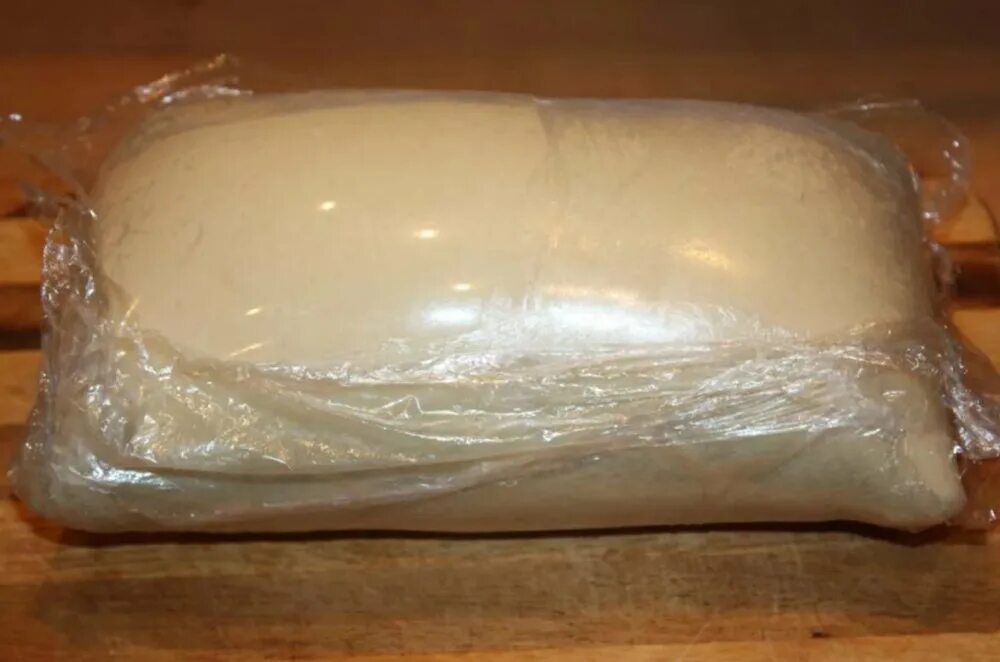 Тесто в морозилке. Тесто замороженное дрожжевое. Тесто дрожжевое вспакете. Дрожжевое тесто готовое замороженное. Хранение пельменного теста.