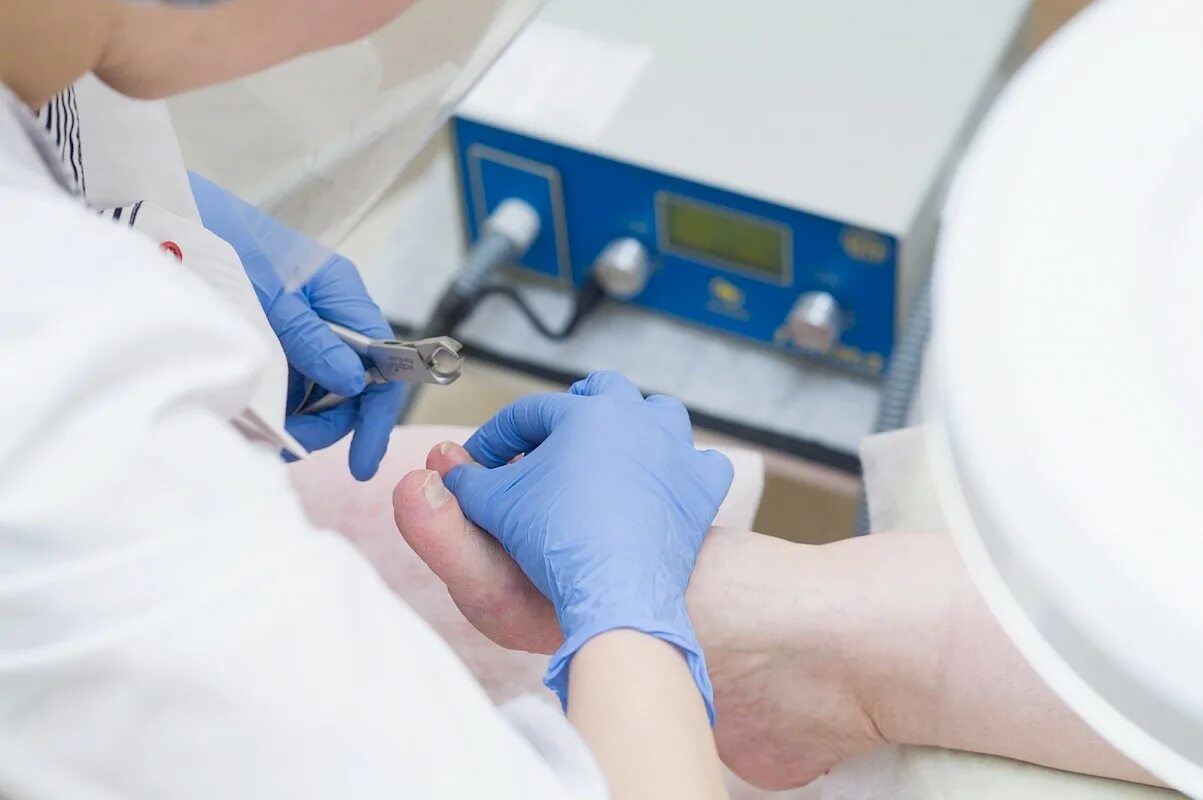 Медицинский педикюр. Подолог какое образование. Аппаратный педикюр. Фотосессия подолога. Медицинский аппаратный педикюр.