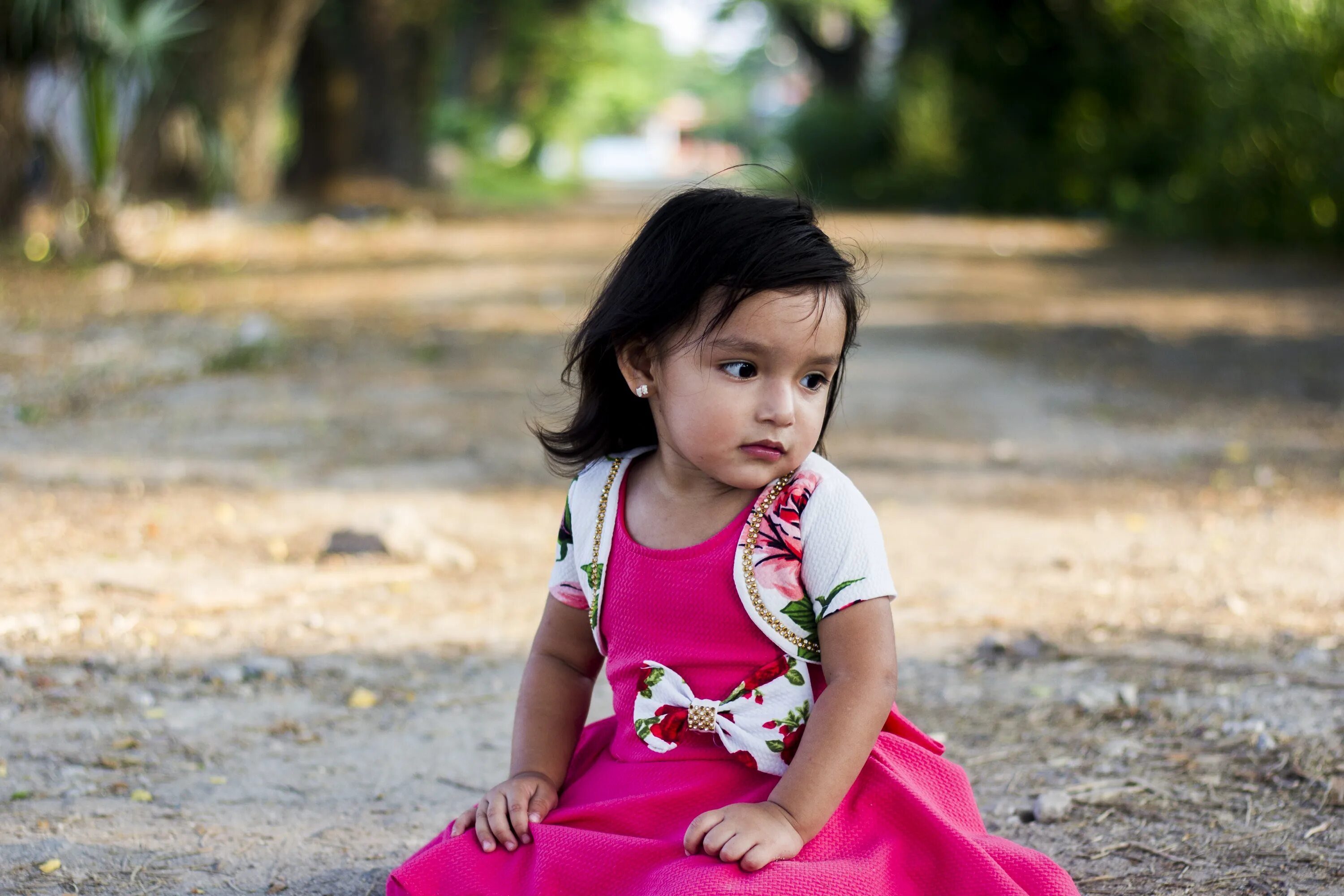 Девочка с надутыми губами. Картинка обиженной девушки. Сердитая девочка. Ребенок с надутыми губами. Грустный ребенок.