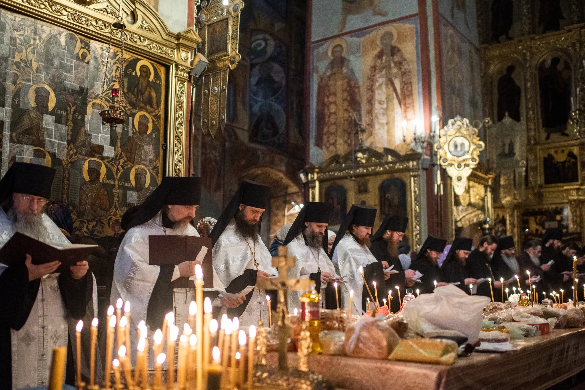 Заупокойное вечернее богослужение. Родительская суббота Троице-Сергиева Лавра. Родительская суббота богослужение парастас. Парастас Вселенская родительская суббота. Парастас по усопшим.