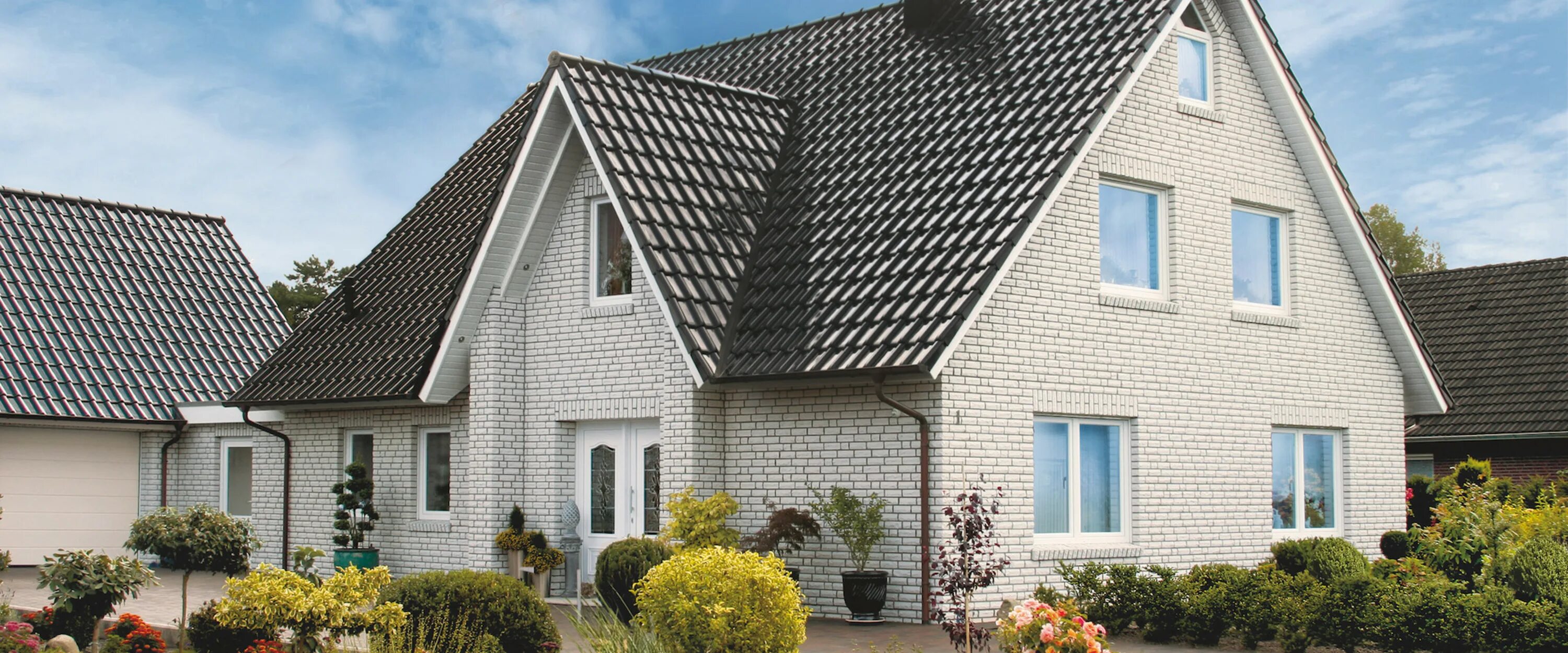 Дом из белого силикатного кирпича. Коттедж из серого кирпича. Белый фасад дома. Фасады домов из светлого кирпича. Красивый дом из белого кирпича.