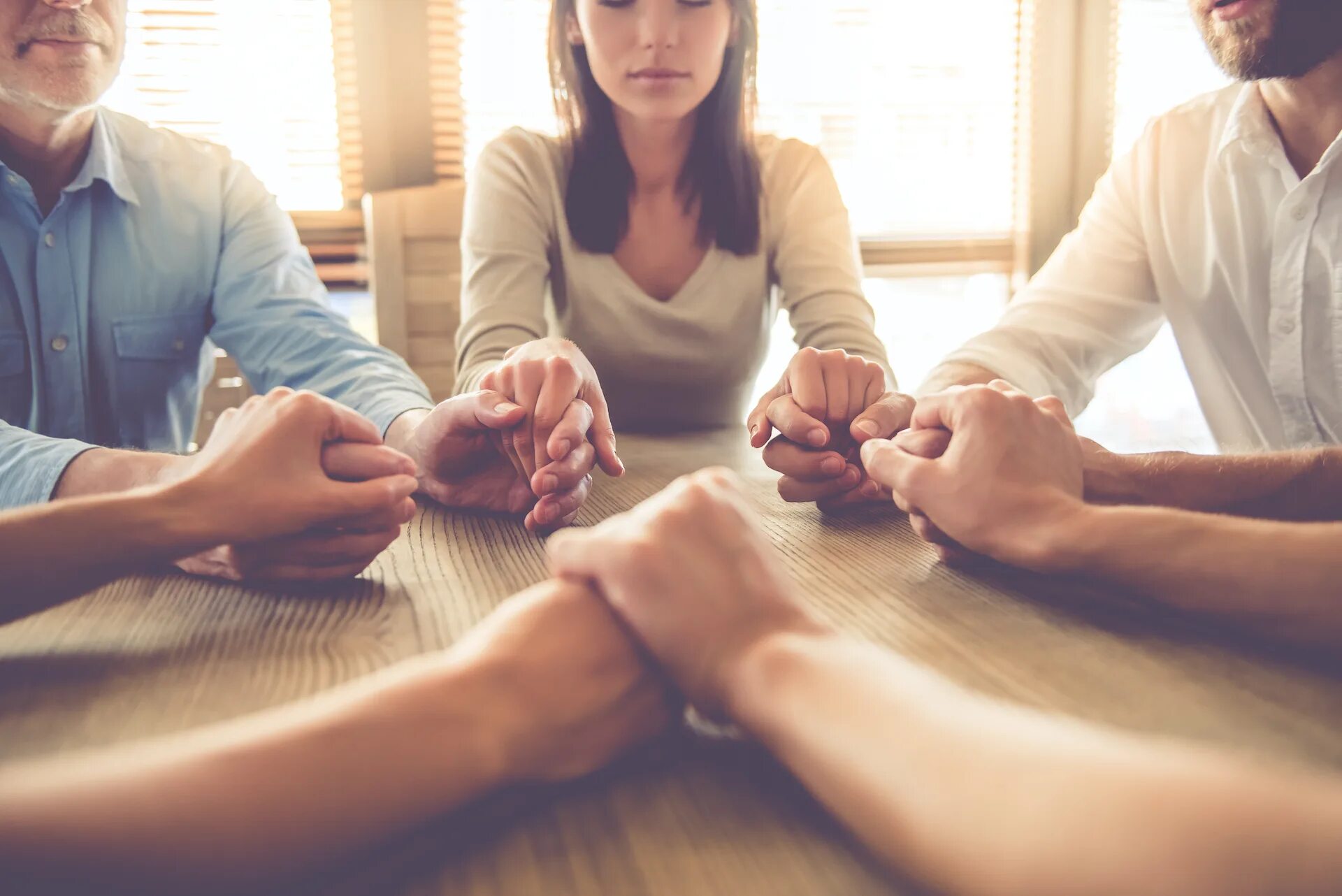 Люди держатся за руки. Рука человека. Человек в рамке. Человек с рамкой в руках. Ютуб людей держат.