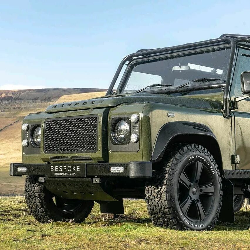 Defender auto отзывы. Ленд Ровер Дефендер. Range Rover Дефендер. Ленд Ровер Дефендер 90. Land Rover Defender зеленый.