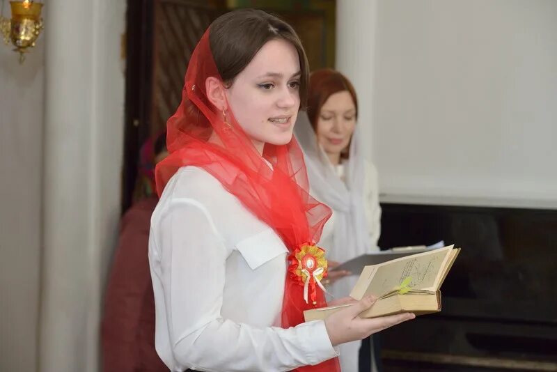 Девочки на приходе. Фотосессия девушки. Необычные фотосессии. Клирос в храме. Девочки на приходе.