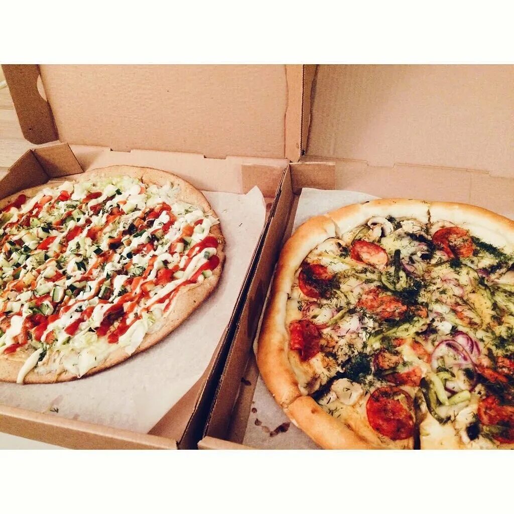 Пицца арива. Пицца на столе. Пицца в коробочке. Пицца в коробке на столе. Красивая пицца на столе.
