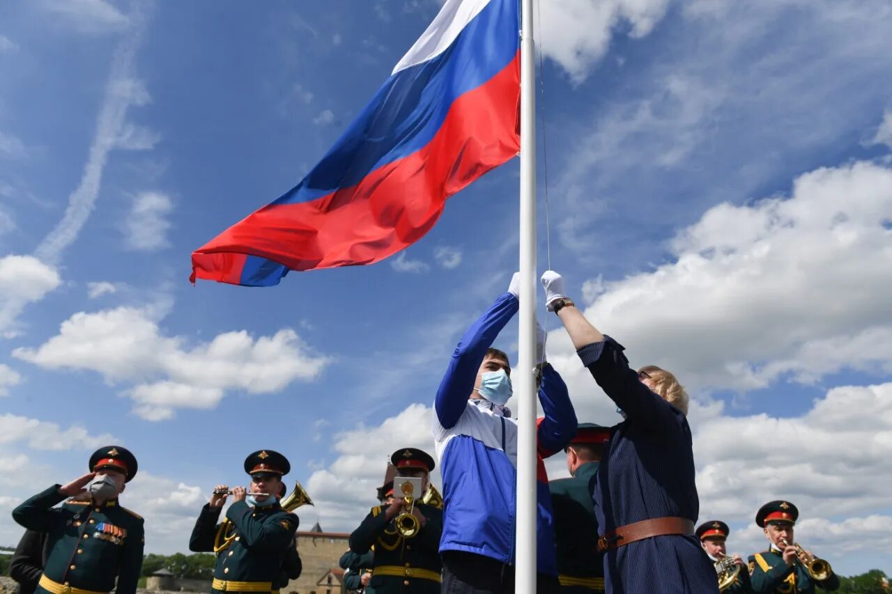 Поднятие знамя. Поднятие флага. Поднятие флага России. Флаг российский. Подъем флага.