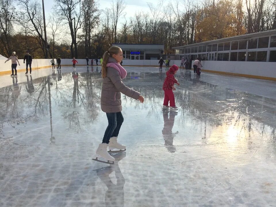 Каток в городском парке. Каток в Центральном парке Калининград. Каток в Центральном парке Барнаул. Каток Центральный парк Калининград. Каток открытый каток Калининград.