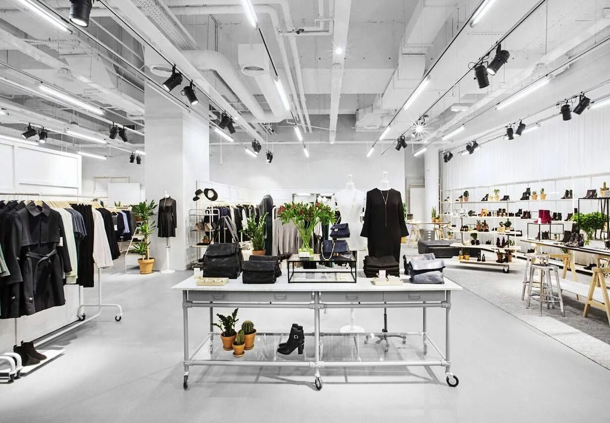 Выкладка товара на полках. Two-story shop. Ассортимент продуктового магазина. Супермаркет. Прилавок со сладостями.