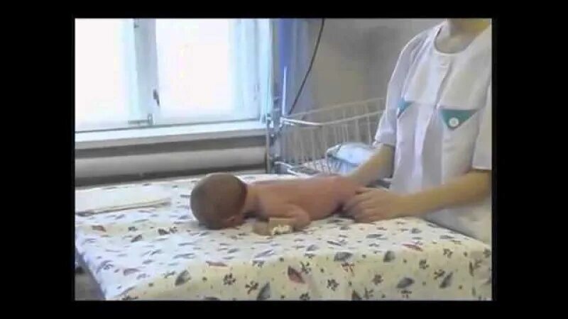 Покажи как делают клизму видео. Ребенку клизма ребенку. Клизма новорожденному малышу. Клизма грудничку мальчику.
