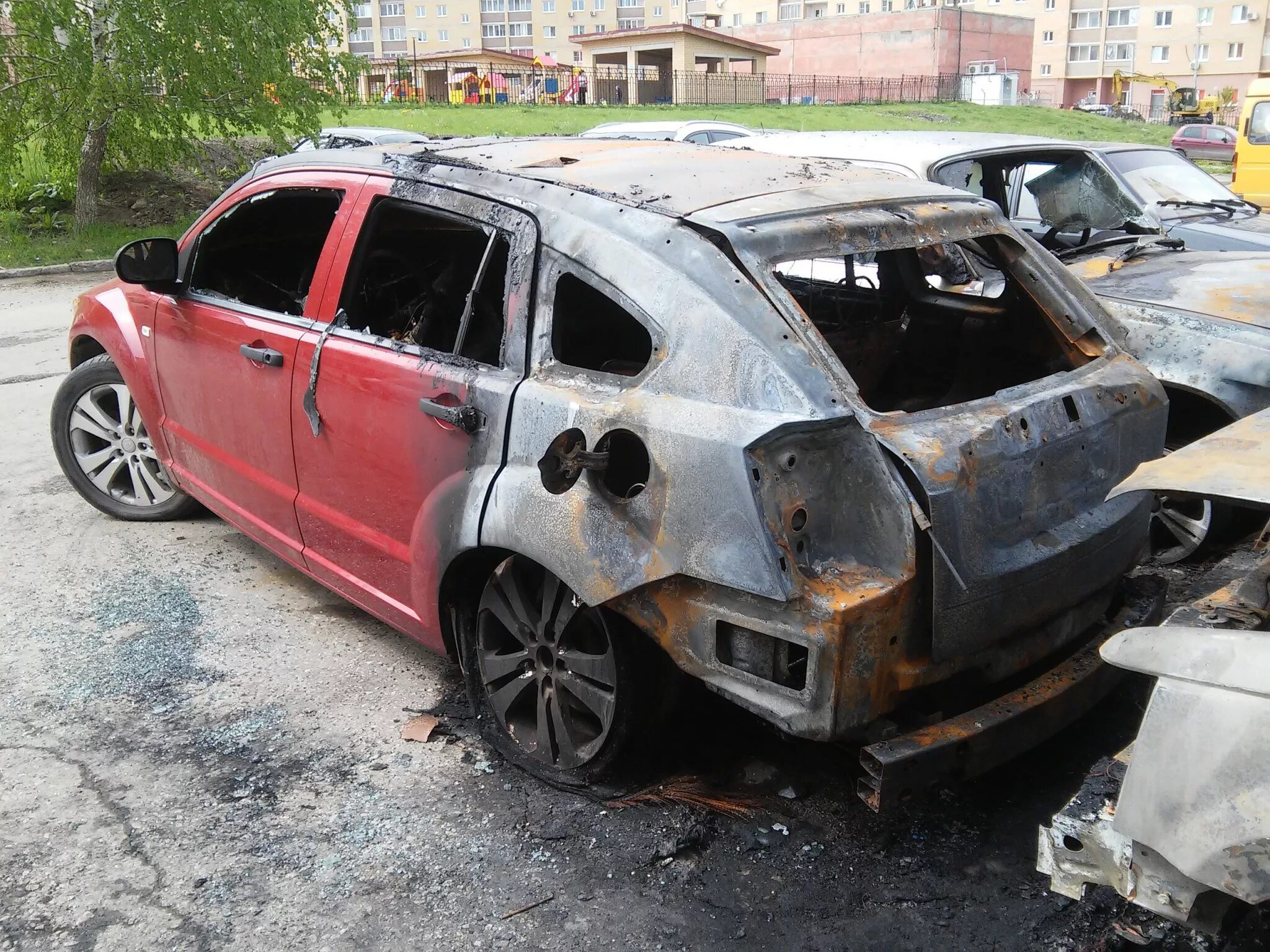 Продать сгоревшую. Автомобиль после пожара. Сломанная Разбитая машина сгоревшая.