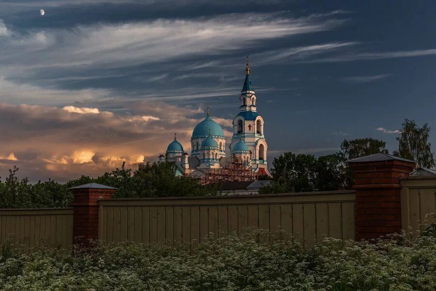 День и ночь хранит. Спокойной ночи храм. Спокойной ночи православные. Благословенной ночи. Благословенной ночи ангела хранителя ко сну.