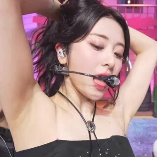 Yunjin (Le Sserafim) 