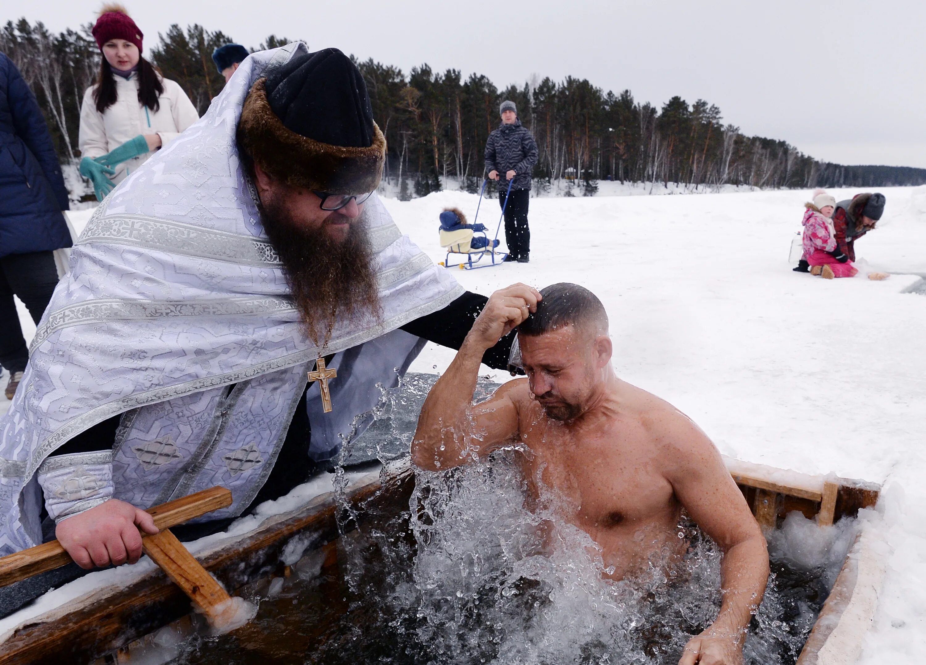 Купель на крещение. Люди в купели. Купание в проруби. Купель на крещение. Люди в купели.
