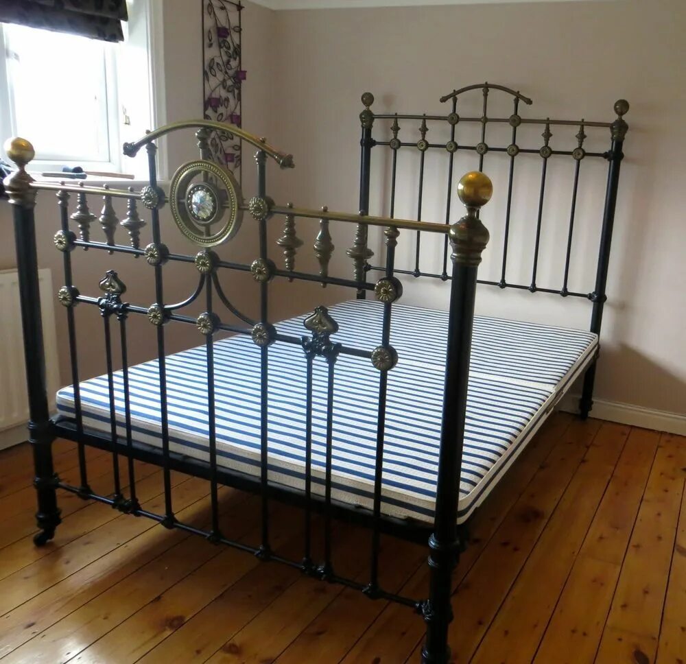 Куплю старые кровати. Железная кровать. Старинная железная кровать. Старая металлическая кровать. Советская железная кровать.