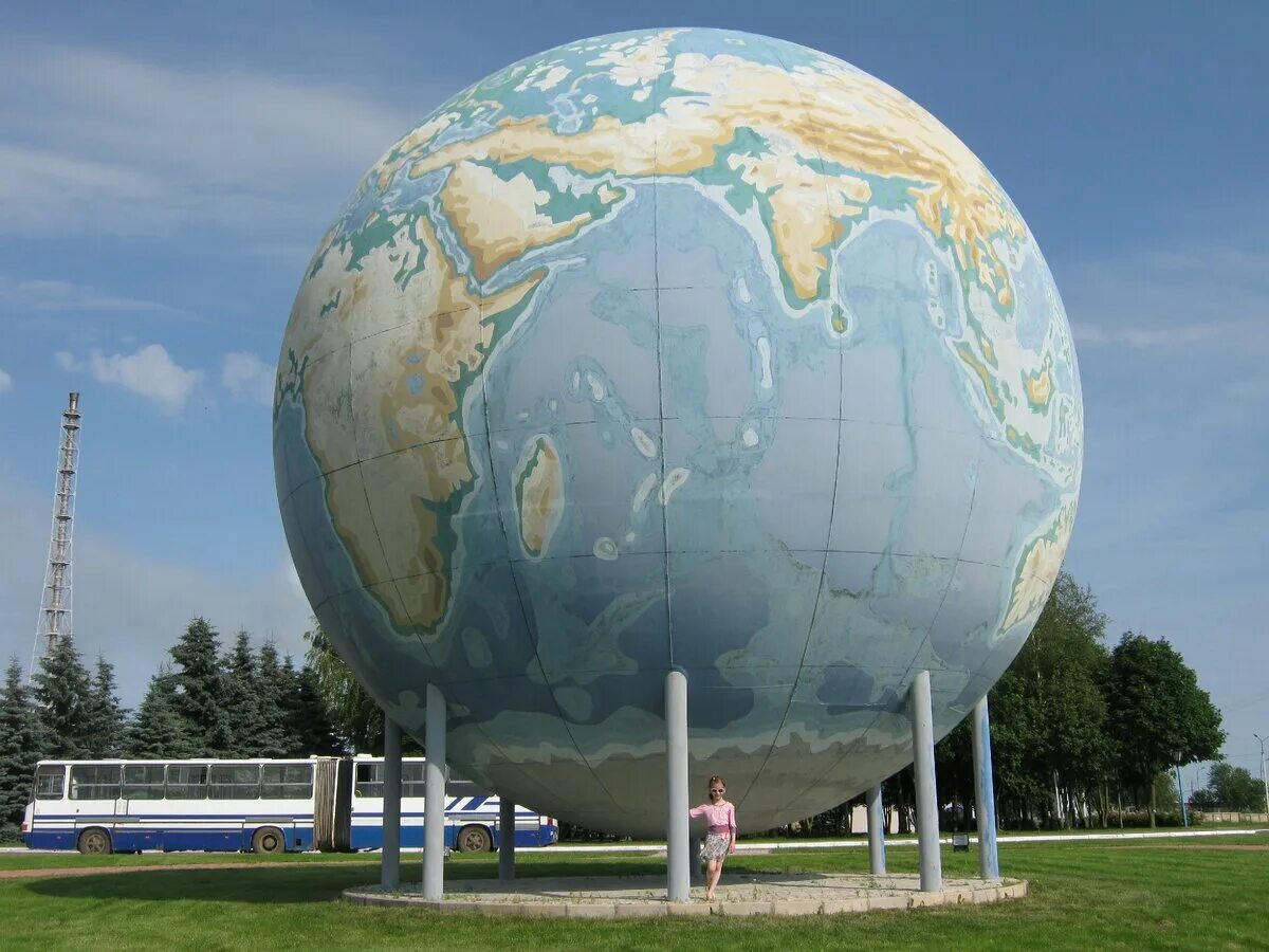 Памятник Глобус в Дорогобуже. Самый большой Глобус Дорогобуж. Глобус в Смоленске. Глобус Ясенево.