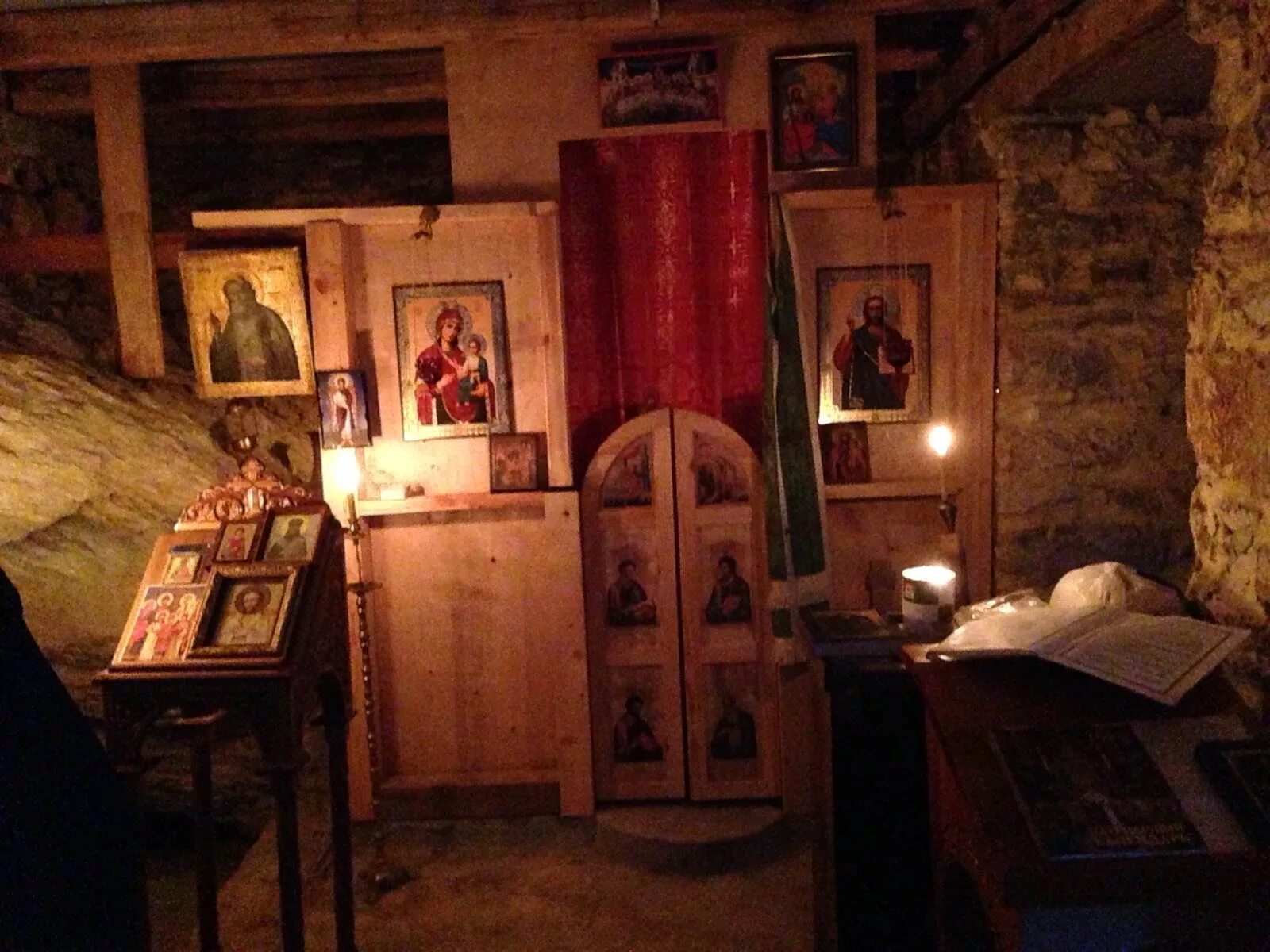 монастырская келья. монашеская келья. монашеские кельи в монастырях. келья монаха сергия радонежского. келья иоанна святогорского.